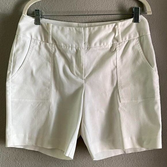Worthington Women’s Shorts Modern Fit Stretch White Chino Flat Front Sz 8 - Picture 1 of 10